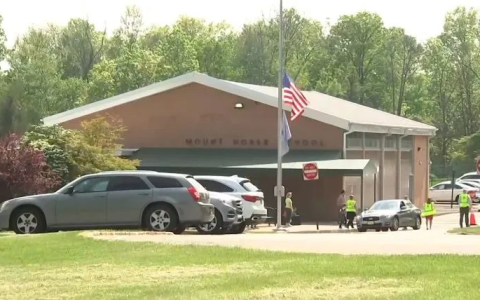 一辆装载着20名小学生的校车竟然在行驶中离奇失踪了！