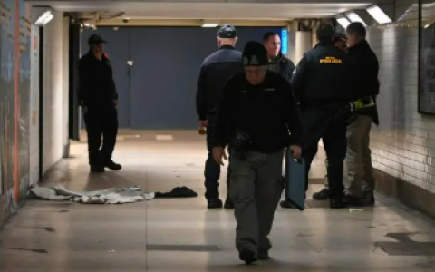 纽约地铁又“火”了！流浪男睡觉时被点燃，全身严重烧伤。