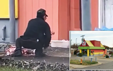 中餐馆员工在店外地上剁猪肉，把老外整崩溃了！华人老板: 自己吃的