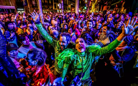 2025巴塞罗那狂欢节：Sants区成为庆祝中心，宇宙风主题盛大开启！