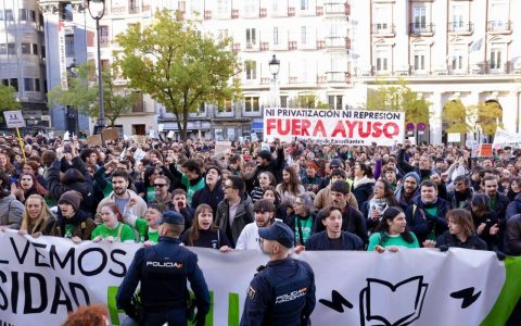 西班牙大学濒死！教授当街授课学生抬棺游行 抗议政府34亿赤字下强推私有化法案