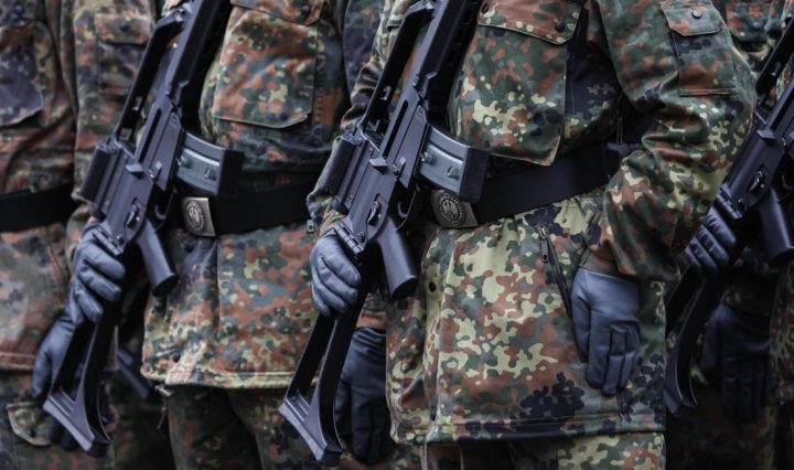 40598466-soldaten-tragen-g36-sturmgewehre-waehrend-der-veranstaltung-PLBG