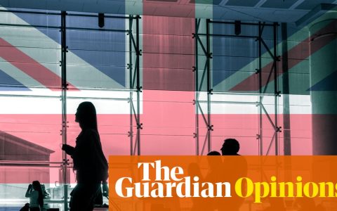 <p><strong>英国净移民数暴跌69%！工党领袖的‘一小步’言论引发争议，移民政策何去何从？</strong></p>