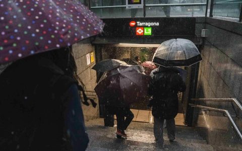 紧急扩散！R4/R15等6条加泰火车线中断，公路接驳启动，Renfe呼吁：出门先查APP