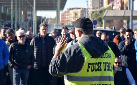 加泰罗尼亚出租车大罢工！12月9日全境瘫痪，机场车站全面停运，抗议者怒斥政府纵容跨国企业剥削