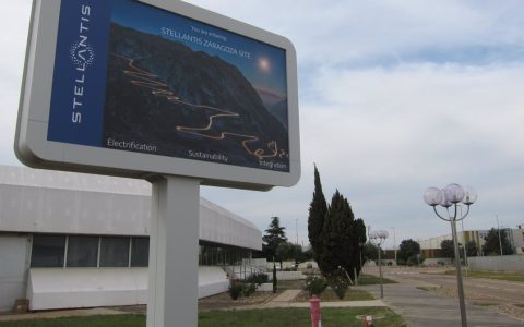 <p>中国宁德时代联手Stellantis在西班牙建欧洲最大电池厂，投资41亿欧元创造3000岗位</p>