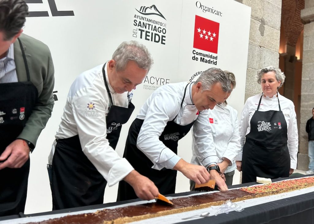 <p><strong>“世界最长糖果诞生！马德里政府大楼制作60米巨型牛轧糖，12月将与加那利群岛联手冲击吉尼斯纪录”</strong></p>