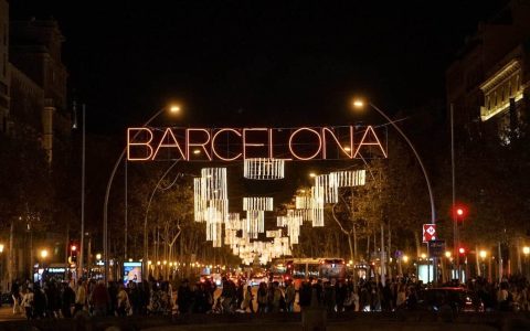 巴塞罗那的巨型圣诞树是“庸俗”还是“国际化的标志”？