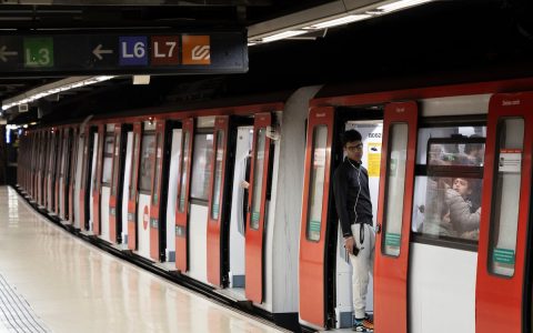 巴塞罗那地铁惊魂夜！10名青年围殴保安，酒瓶警棍齐上+喷辣椒水，缝12针重伤引爆安保争议！