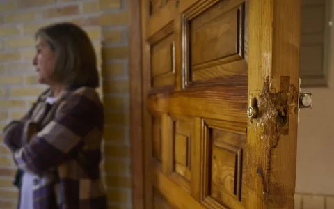 门卫一个细节识破"幽灵占房"陷阱！马德里高档别墅险被黑市转卖，监控曝光惊人内幕<ol><span style="color: inherit; background-color: rgb(255, 255, 255);"></span></ol>