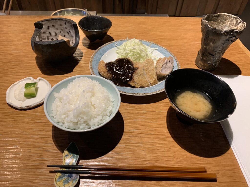 <p><strong>巴黎Oberkampf区新晋日式午市盛宴：25欧享受大阪风味炸串与精致和食体验</strong></p>