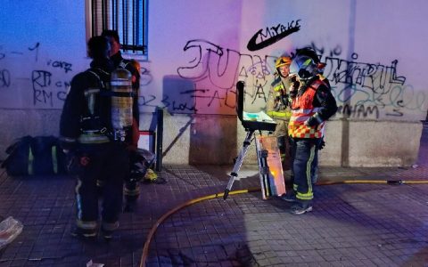 巴塞罗那巴达洛纳住宅火灾：1人重伤7人受伤，多部门紧急救援