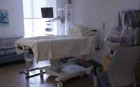 纽约医保危机：费用飙升，45万人或将失去保险，医疗体系面临巨大挑战