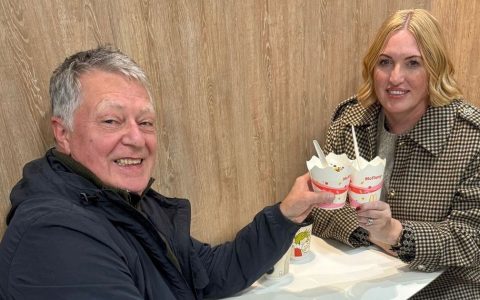 <p><strong>麦当劳吃一半接到电话，夫妻俩秒变百万富翁：扔掉冰淇淋，回家过新生活！</strong></p>