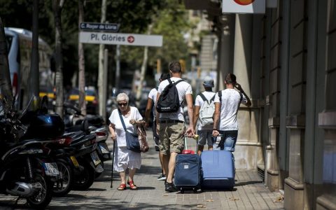 <p><strong>2025年Eixample区旅游公寓检查暴增1704次，2028年巴塞罗那政府计划全面取缔！</strong></p>