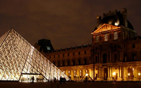 <p><strong>卢浮宫再陷危机：埃及古董图书馆遭水淹，数百珍贵文献受损！内部老朽设施引关注</strong></p>