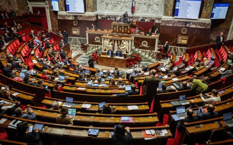 <p><strong>法国国民议会通过养老金改革暂停法案，65万人或将提前退休，政府面临关键投票压力</strong></p>