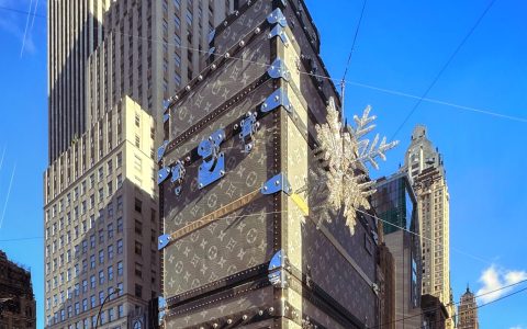 <p><strong>曼哈顿新地标！Louis Vuitton全球旗舰店震撼亮相，485英尺高塔刷新第五大道天际线！</strong></p>