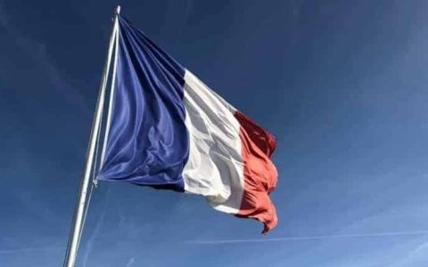 <p><strong>法国内政部长立场鲜明：反对针对穆斯林的‘标签化’政策，呼吁打击极端主义结构</strong></p>