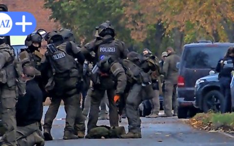 德国小镇爆出大规模武器库：男子因非法持械获缓刑，兄弟涉案身亡引关注