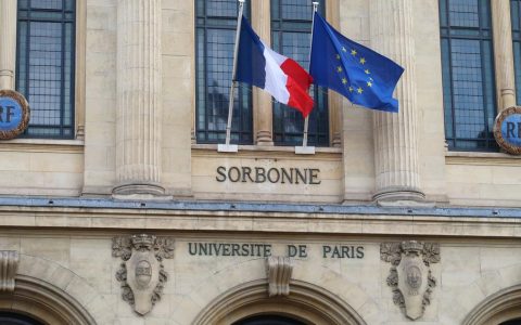 <p><strong>巴黎一大通过新规：非欧盟学生学费大涨，引发强烈反对</strong></p>