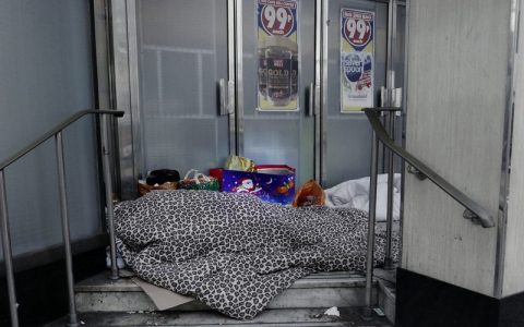 伦敦临时住房危机爆发：7.5万家庭无家可归，地方财政濒临破产，单亲母亲成最大受害者