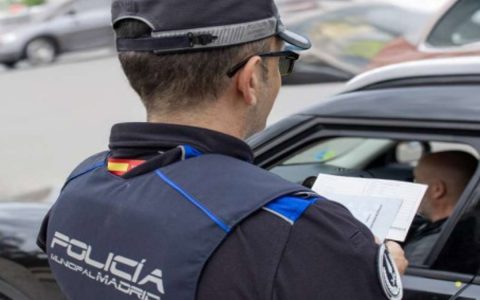 马德里警方突击行动：三名男子携带撬锁工具被捕，涉嫌暴力盗窃！