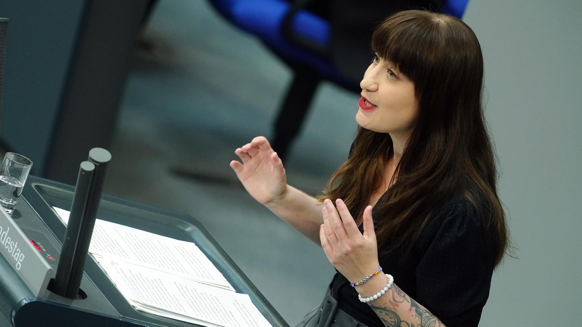 Heidi Reichinnek, Fraktionsvorsitzende der Partei Die Linke, spricht im Bundestag.